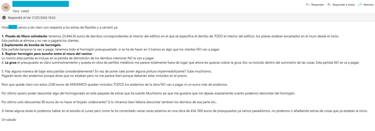 Correo de un cliente rechazando nueve extras de obra uno por uno